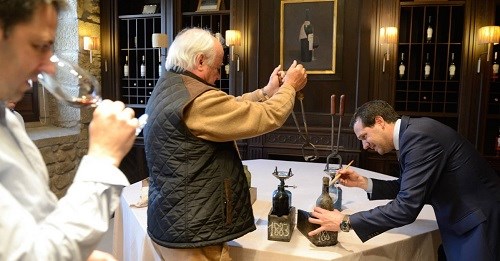 Paco hurtado descabezando la botella