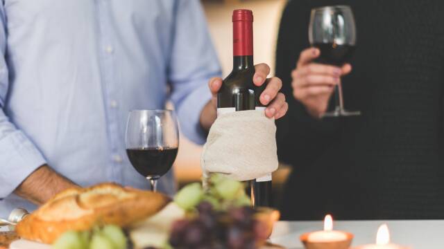 Pareja tomando una copa de vino