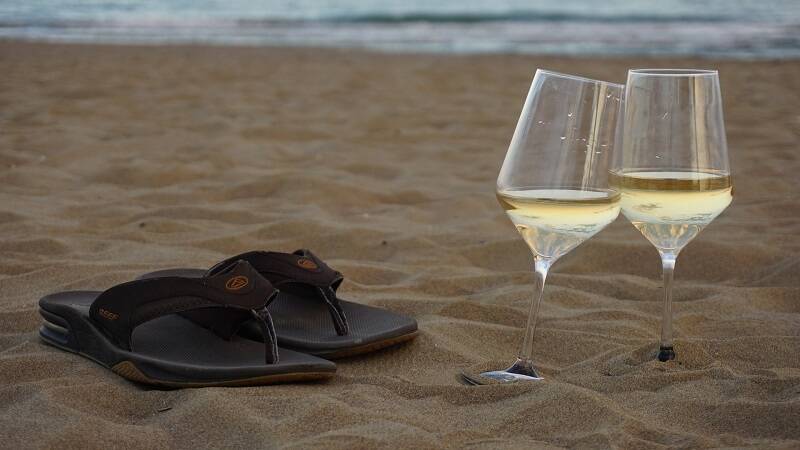 Vino blanco en la playa