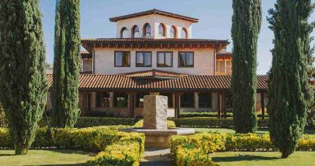 Fachada de la bodega - Altanza Guia Enoturismo