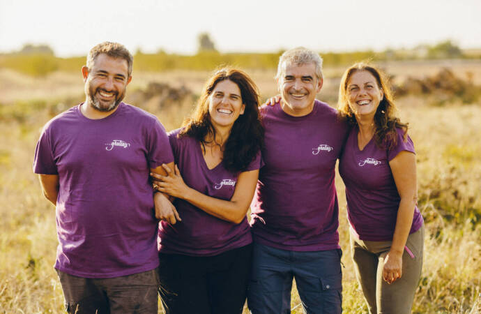 Familia Gratias en el campo - Bodegas Gratias