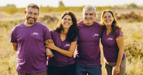 Familia Gratias en el campo - Bodegas Gratias