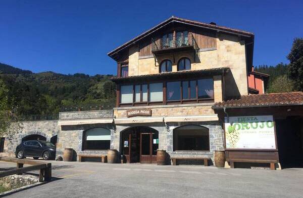 Picos de Cabariezo - fachada de la bodega que puede visitarse con cita previa